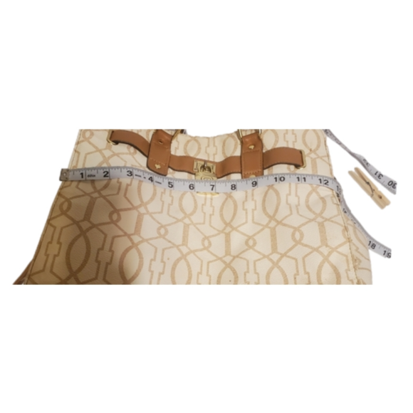 Tan and White Purse With Gold Lock Detail Large - Picture 6 of 13